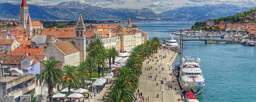 Foto von der Hafenpromenade der Stadt Trogir in Kroatien