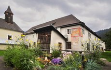Bild von Handwerksmuseum - biege Hause mit hohen Fenstern