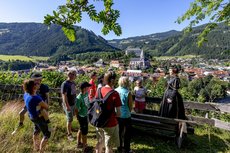 Spaziergang durch Murau mit Gruppe und verkleideter antik Reiseleiterin
