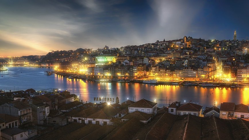 Foto von der Portugiesischen Haupstadt Porto bei Nacht