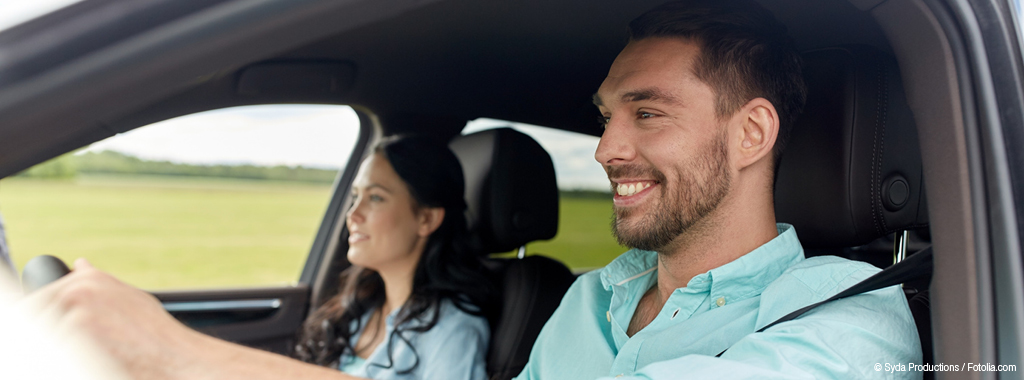 Ein Pärchen sitzt im Auto.